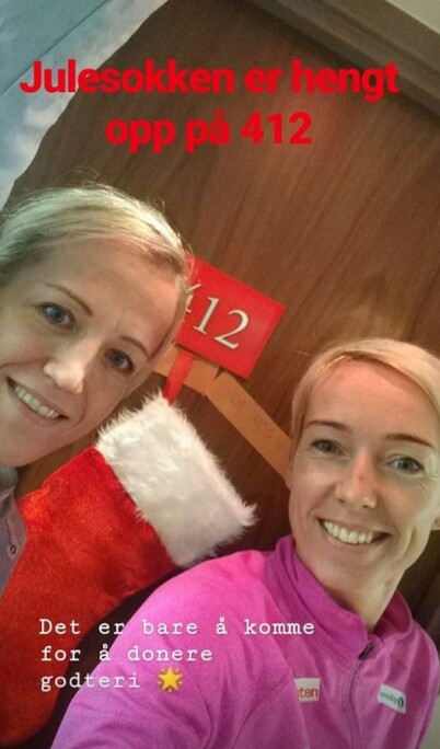 GODTESUG: Heidi Løke og Katrine Lunde har allerede hengt opp julestrømpen, og håper noen vil donere godteri. Foto: Instagram GODTESUG: Heidi Løke og Katrine Lunde har allerede hengt opp julestrømpen, og håper noen vil donere godteri. Foto: Instagram
